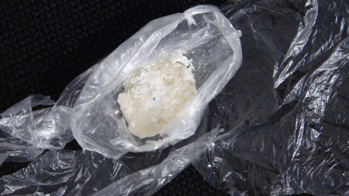 عميل سري يوقع بـ 26 مشتبهًا بتجارة المخدرات